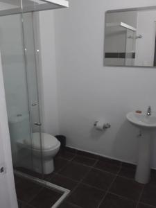 een badkamer met toilet en wastafel bij Primavera Hotel in Medellín