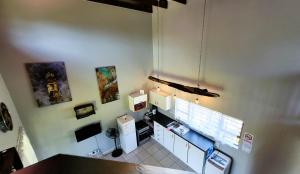 vista sul soffitto di una cucina con tavolo ed elettrodomestici di St Mikes Villa a Margate