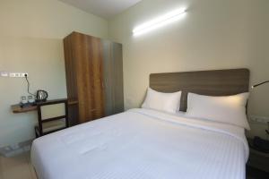 Postel nebo postele na pokoji v ubytování Elysian Grand Hotel