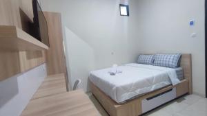 Postel nebo postele na pokoji v ubytování Shofa boarding house syariah