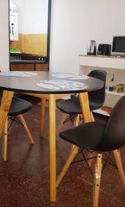 una mesa con dos sillas con pinturas. en Alojamiento CBA - B en Córdoba