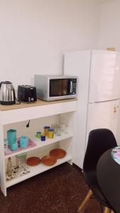 un microondas en la parte superior de una barra de cocina en Alojamiento CBA - B en Córdoba