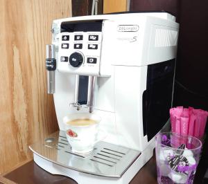 - une cafetière assise sur une table avec une tasse de café dans l'établissement GuestHouse OneWorld Shijo四条京町屋, à Kyoto