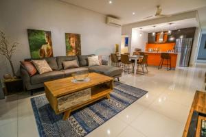 达尔文ZEN CENTRAL Ambient 3BR Apt in the Heart of Darwin的带沙发和桌子的客厅