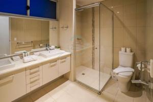 Kupatilo u objektu ZEN CENTRAL Ambient 3BR Apt in the Heart of Darwin
