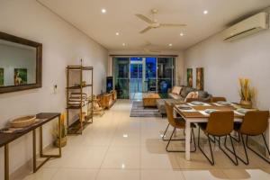 Prostor za sedenje u objektu ZEN CENTRAL Ambient 3BR Apt in the Heart of Darwin