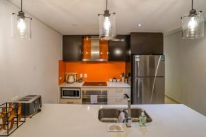 Kuhinja ili čajna kuhinja u objektu ZEN CENTRAL Ambient 3BR Apt in the Heart of Darwin
