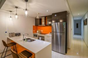 Kuhinja ili čajna kuhinja u objektu ZEN CENTRAL Ambient 3BR Apt in the Heart of Darwin