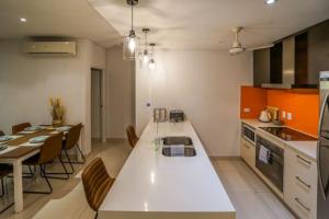 Kuhinja ili čajna kuhinja u objektu ZEN CENTRAL Ambient 3BR Apt in the Heart of Darwin