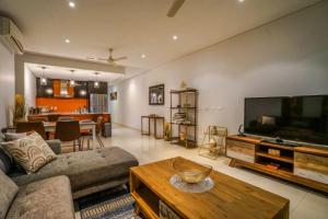 TV i/ili multimedijalni sistem u objektu ZEN CENTRAL Ambient 3BR Apt in the Heart of Darwin