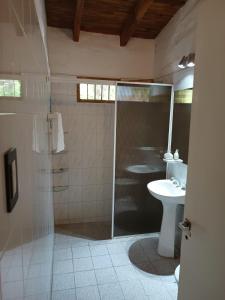 y baño con ducha, aseo y lavamanos. en HERMOSA CASA en la mejor zona de SAN RAFAEL en San Rafael