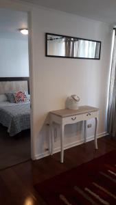 Habitación con mesa blanca y cama en DEPARTAMENTOS SANTIAGO CENTRO # 5, en Santiago 3 fotos más