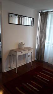 Un escritorio blanco en una habitación con ventana. en DEPARTAMENTOS SANTIAGO CENTRO # 5, en Santiago