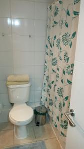 Un baño con inodoro y cortina de ducha en DEPARTAMENTOS SANTIAGO CENTRO # 5, en Santiago