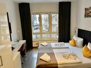 Postel nebo postele na pokoji v ubytování ALFA Hotel