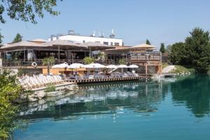 a restaurant with chairs and a pool of water at Wohnhaus City Süd in Herzogsdorf