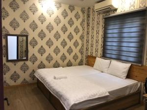 Postel nebo postele na pokoji v ubytování Hotel Quỳnh Anh