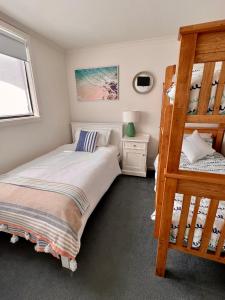 1 dormitorio con litera y escalera en Captains Nook Cowes, en Cowes