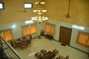 - un salon avec un lustre dans l'établissement Airspace villa, à Igatpuri
