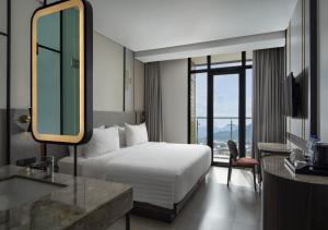 Postel nebo postele na pokoji v ubytování Hotel Santika Premiere Padang
