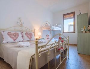 Ένα ή περισσότερα κρεβάτια σε δωμάτιο στο Sea View Luxury House San Foca with Climate and Wi-Fi