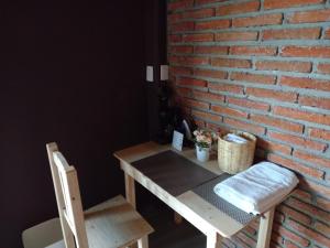 a table and chairs next to a brick wall at Casa Ejutla de Crespo, Oaxaca 