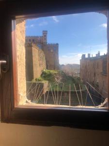 Blick auf eine Burg aus dem Fenster in der Unterkunft Luxury apartment Sutri center in Sutri