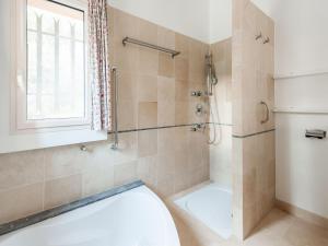 Kúpeľňa v ubytovaní Holiday Home in France with Private Pool