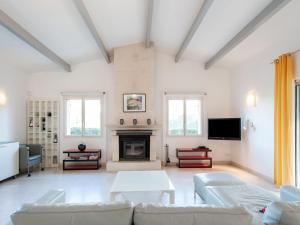 Televízia a/alebo spoločenská miestnosť v ubytovaní Holiday Home in France with Private Pool