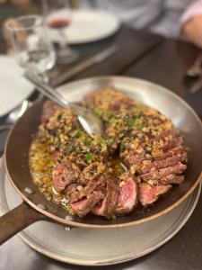 une assiette de nourriture avec de la viande et une cuillère dans l'établissement Logis Hôtel Restaurant L'Europe, à Marvejols