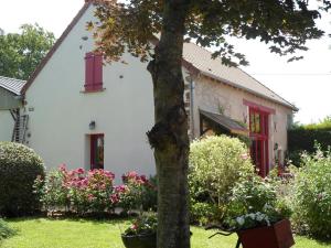 ein weißes Haus mit einem Baum im Hof in der Unterkunft Gîte Deneuille-les-Mines, 4 pièces, 6 personnes - FR-1-489-408 in Deneuille-les-Mines
