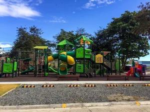 um parque infantil com escorrega num parque em Dracarys 1 Condo complete accomodation Balcony Seaview unli high speed wifi em Lo-oc