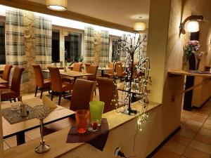 un comedor con mesas y sillas en un restaurante en Berghotel-Willingen en Willingen