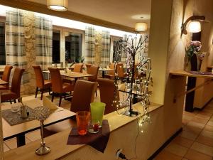 ein Esszimmer mit Tischen und Stühlen in einem Restaurant in der Unterkunft Berghotel-Willingen in Willingen