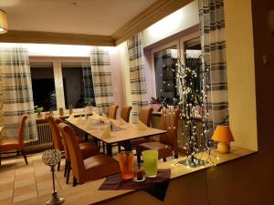 un comedor con una mesa larga y sillas en Berghotel-Willingen, en Willingen