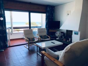 uma sala de estar com vista para o oceano em Sur la plage, vue sur mer, spacieux T3 au calme em Saint-Cyprien