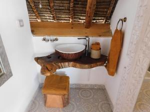 La salle de bains est pourvue d'un lavabo en bois. dans l'établissement Dama Villa, à Watamu