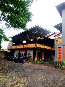 un bâtiment avec des motos garées devant lui dans l'établissement Pondok Wisata Syariah Deporiz, à Kadudampit
