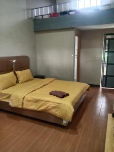 1 dormitorio con 1 cama grande en una habitación en Pondok Wisata Syariah Deporiz en Kadudampit