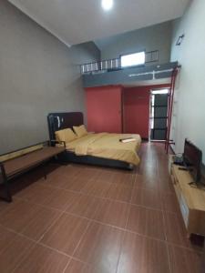 1 dormitorio con litera y TV en Pondok Wisata Syariah Deporiz, en Kadudampit