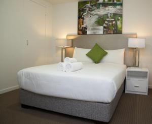 Säng eller sängar i ett rum på Atrio Apartments