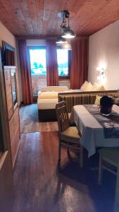 フューゲンにあるFerienhof Kampflのベッド2台、テーブルと椅子が備わるホテルルームです。