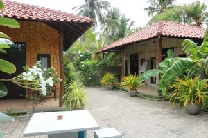een huis met een binnenplaats met planten ervoor bij Maple Leaf Resort in Negombo