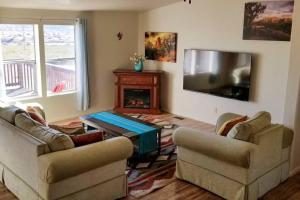 A seating area at Desert Hillside Lodge 25 mins from Sedona