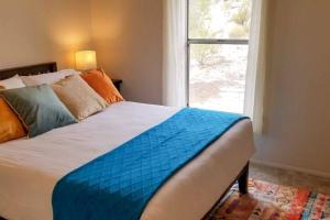 A bed or beds in a room at Desert Hillside Lodge 25 mins from Sedona