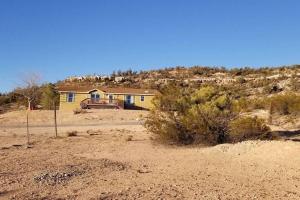 Ein gelbes Haus mitten in der Wüste. in der Unterkunft Desert Hillside Lodge 25 mins from Sedona in Cornville