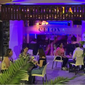 un gruppo di persone seduti ai tavoli in un bar di Hotel Villa Grant a Aguachica