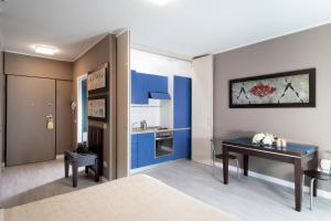 uma cozinha com armários azuis e uma mesa num quarto em Quadra Key Easy Home In Florence em Florença