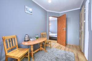 a room with a table and chairs and a bedroom at Rezydencja Karnat I i II in Karpacz