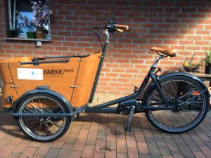 a bike parked next to a brick wall at Ferienwohnung Fohrmann in Haffkrug